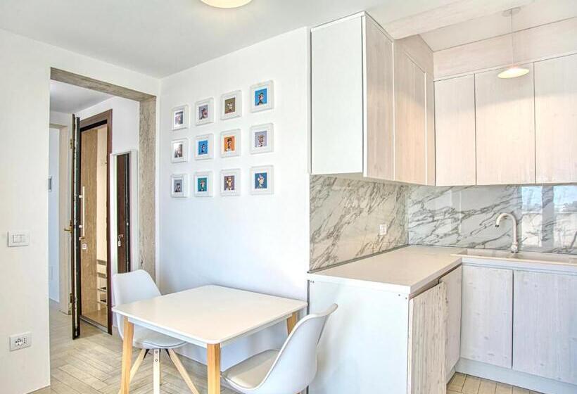 سوییت با چشم‌انداز دریا, Ideal Rooms