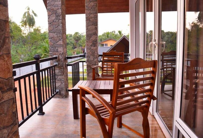 חדר דלוקס לשלושה, Monarch Residence