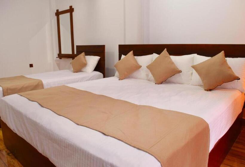 Трехместный Номер Deluxe, Monarch Residence