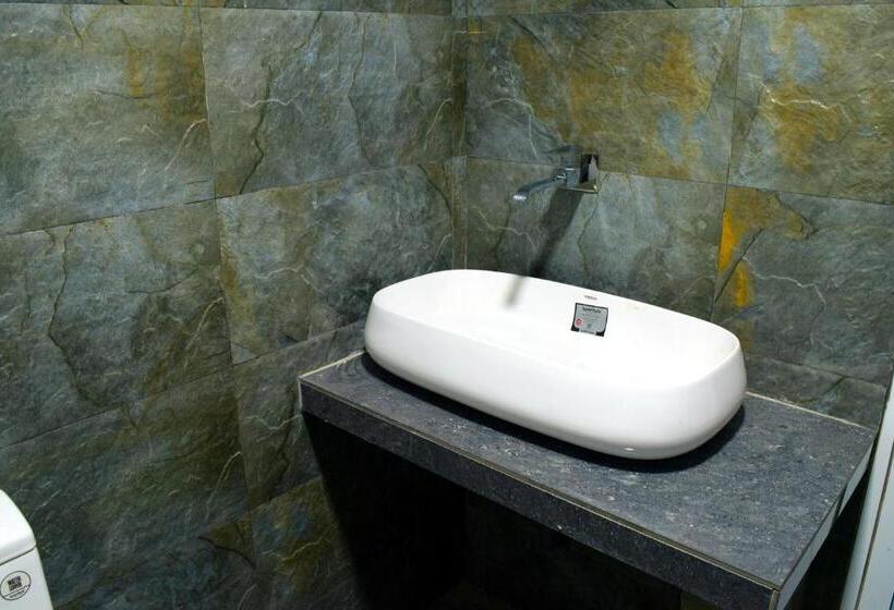 חדר דלוקס לשלושה, Monarch Residence