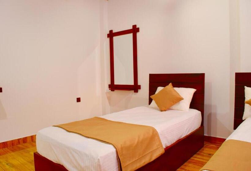 חדר דלוקס לשלושה, Monarch Residence