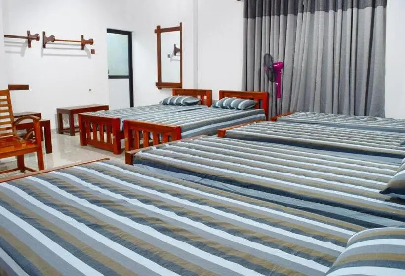 تختخواب در اتاق مشترک, Monarch Residence