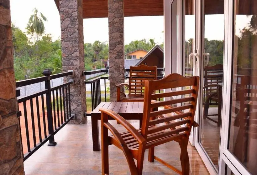 تختخواب در اتاق مشترک, Monarch Residence
