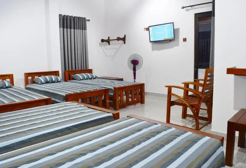 تختخواب در اتاق مشترک, Monarch Residence