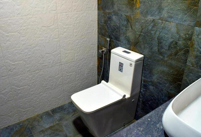 מיטה בחדר משותף, Monarch Residence