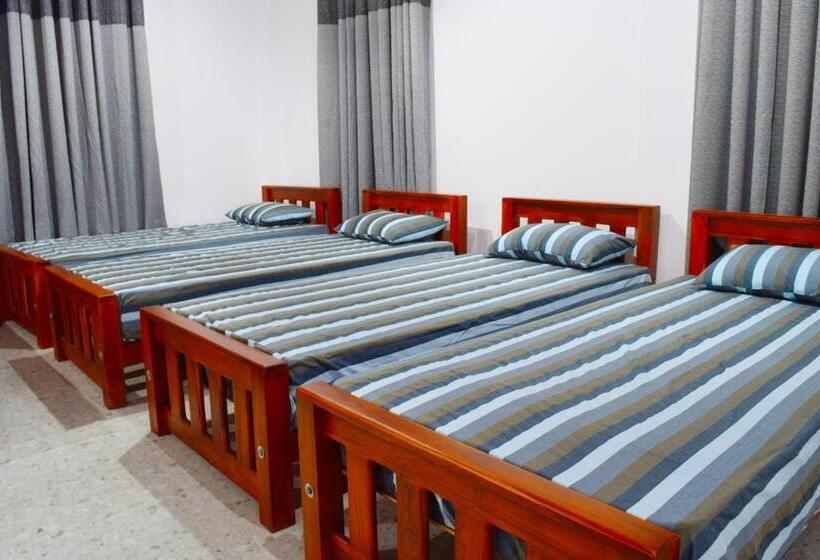 מיטה בחדר משותף, Monarch Residence