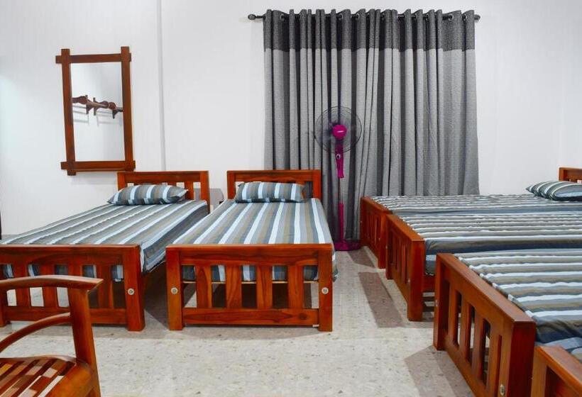 מיטה בחדר משותף, Monarch Residence