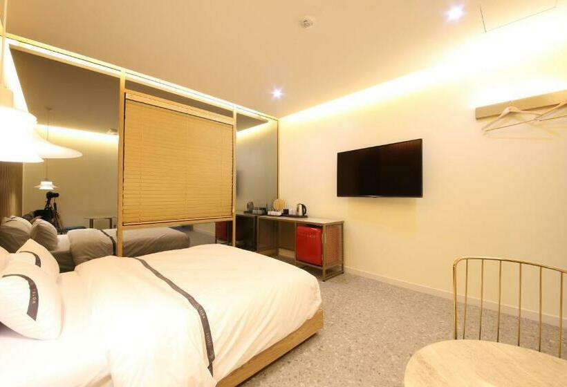 جناح, Suncheon Hound Hotel Suncheon Station Branch