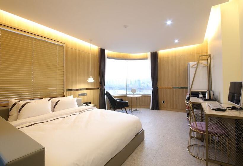 جناح, Suncheon Hound Hotel Suncheon Station Branch