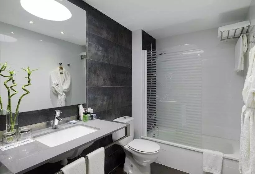 سوییت با چشم‌انداز استخر, H10 White Suites