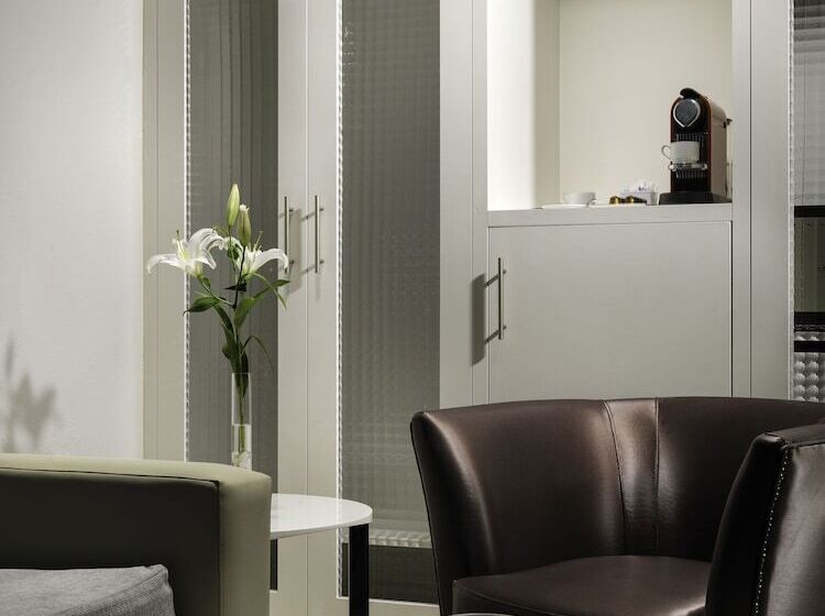 سوییت با چشم‌انداز استخر, H10 White Suites