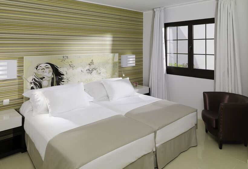 Люкс Вид на Бассейн, H10 White Suites