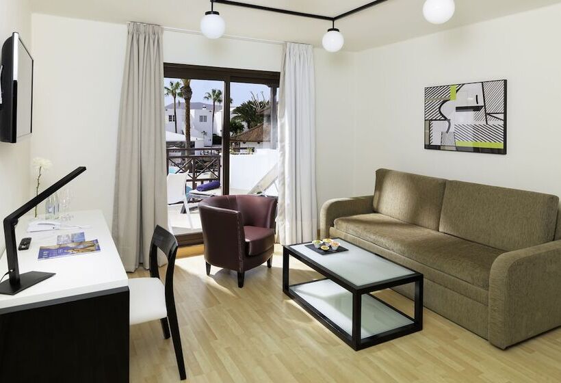 Люкс Вид на Бассейн, H10 White Suites