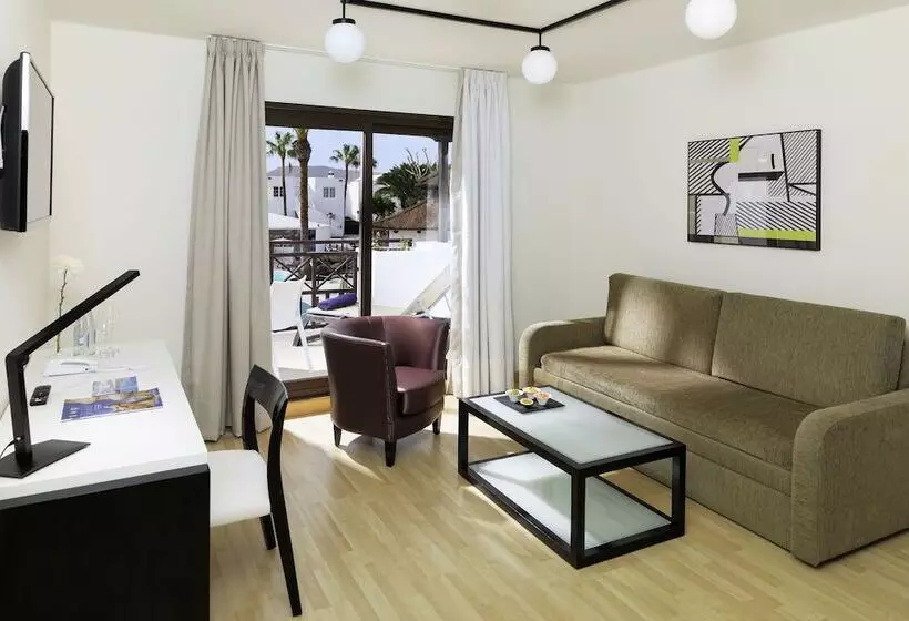 سوییت با چشم‌انداز استخر, H10 White Suites
