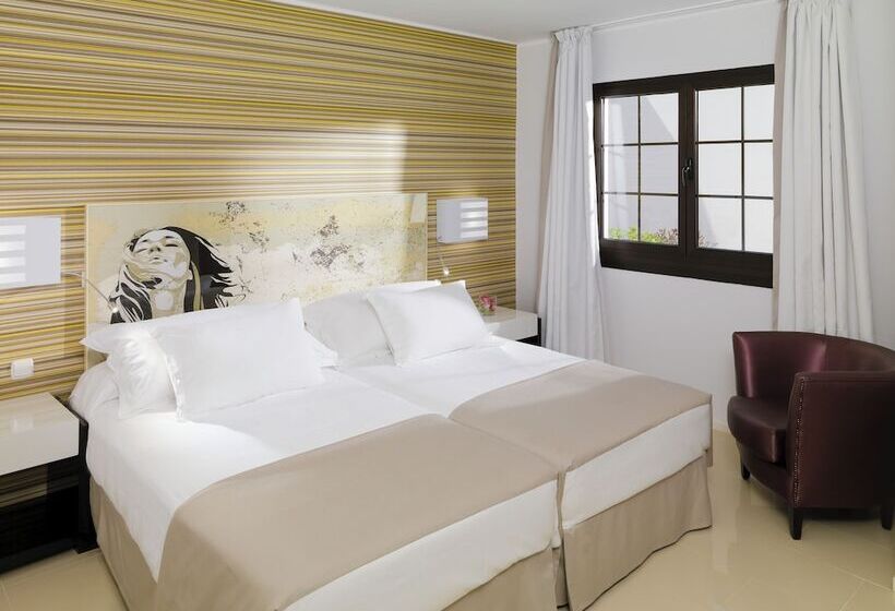 Люкс Вид на Бассейн, H10 White Suites