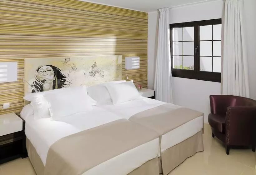 سوییت با چشم‌انداز استخر, H10 White Suites
