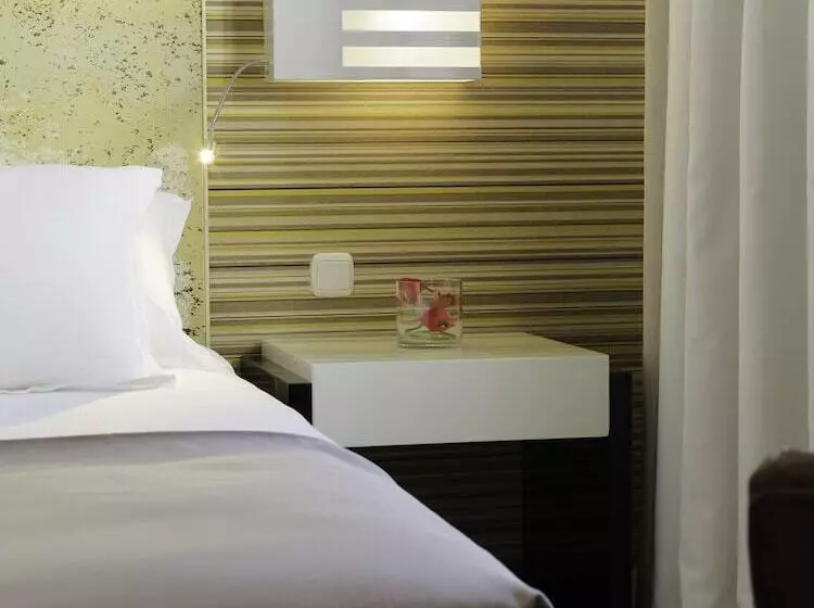 سوییت با چشم‌انداز استخر, H10 White Suites