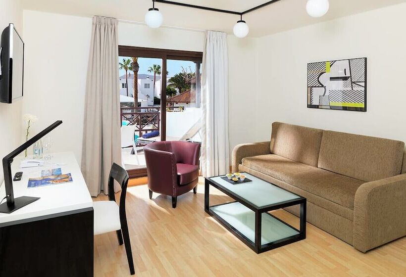 Люкс Вид на Бассейн, H10 White Suites