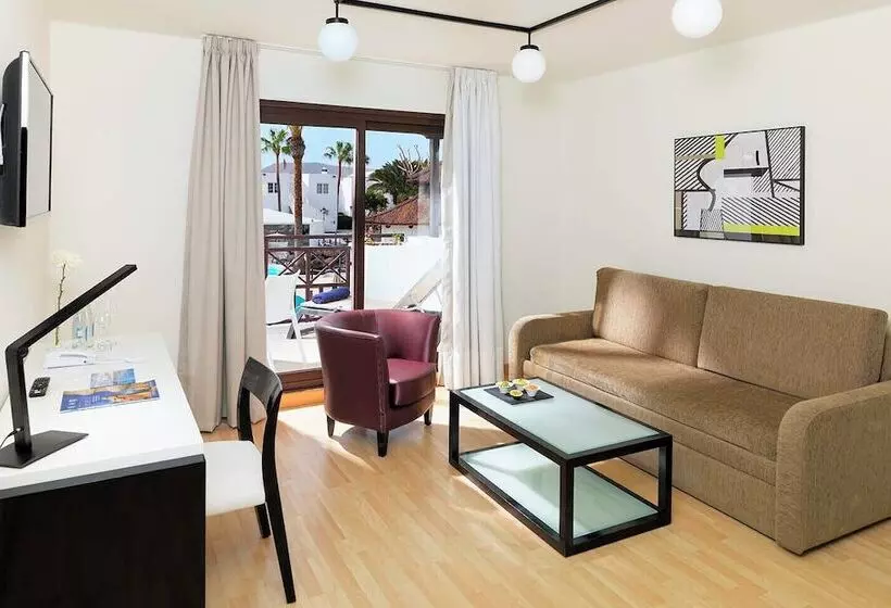 سوییت با چشم‌انداز استخر, H10 White Suites