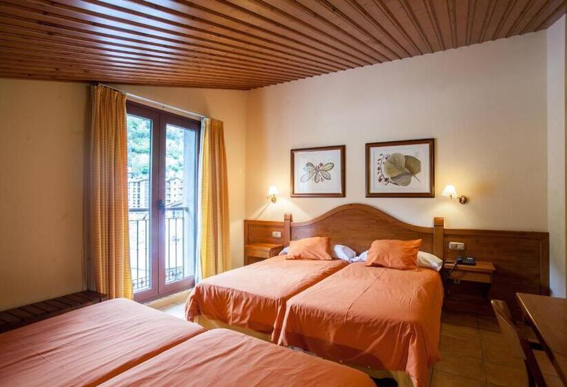 Четырехместный Номер Стандарт, Montané