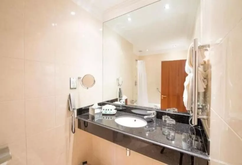 سوییت جونیور, Parkway Hotel & Spa