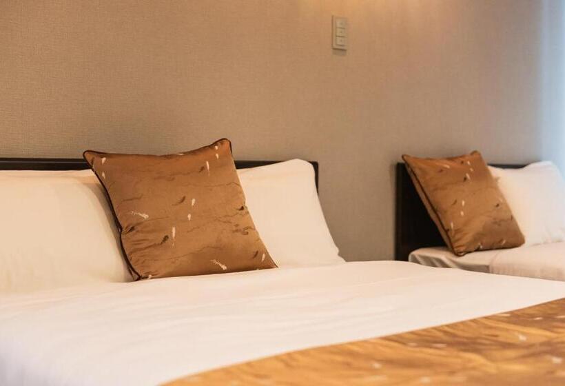 חדר סטנדרט לשלושה, Grand Base Nagasaki City