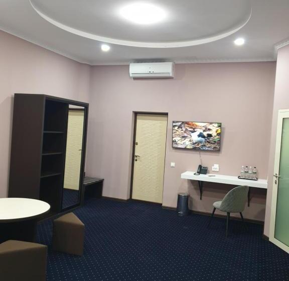 חדר דלוקס לארבעה, Lex Trend