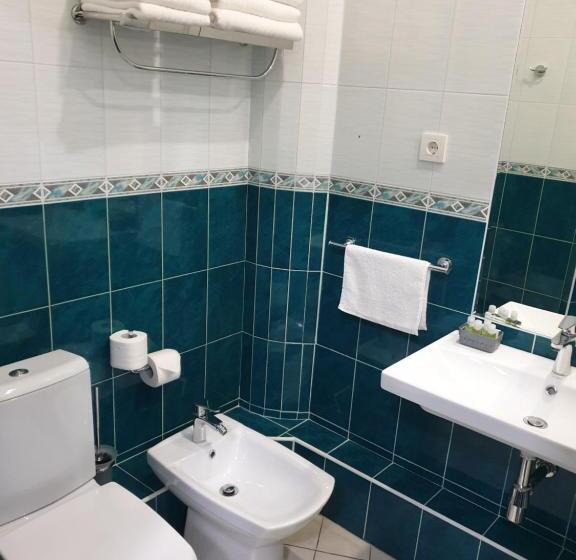 חדר דלוקס לארבעה, Lex Trend