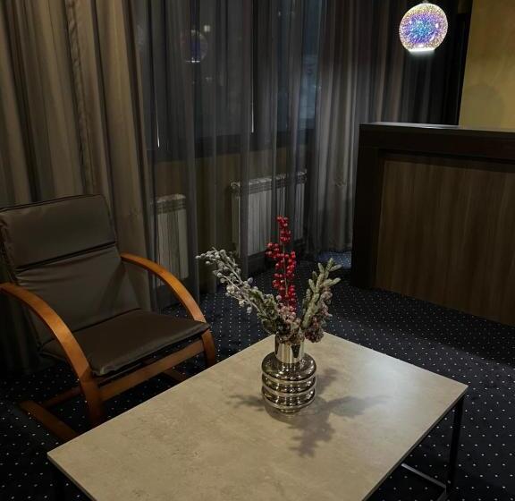 חדר דלוקס לארבעה, Lex Trend