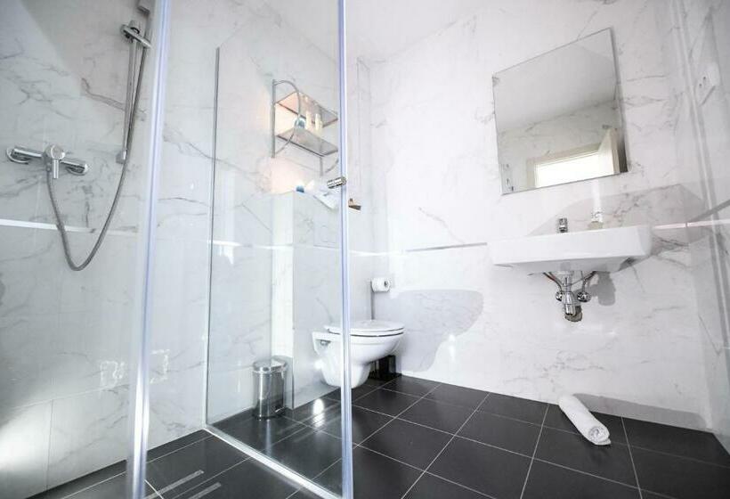 Standard Room, River Inn