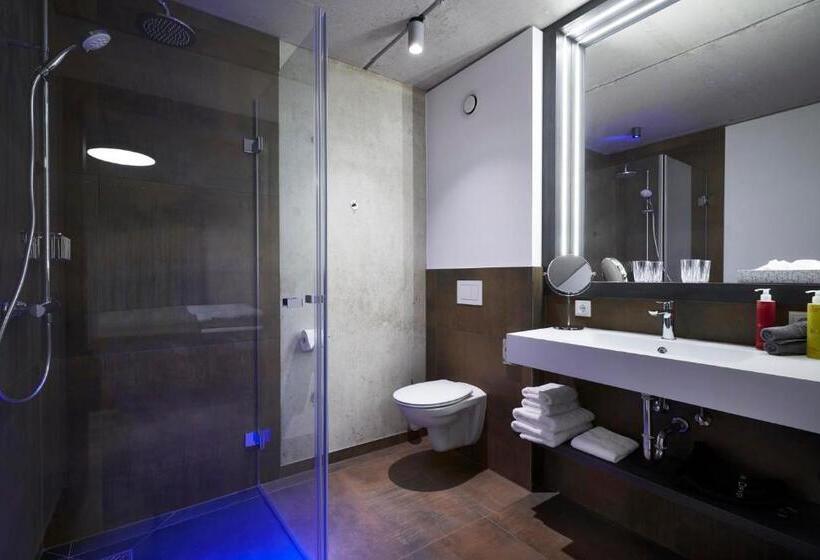 חדר דלוקס עם מרפסת, Zeitgeist