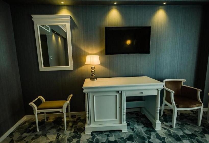 اتاق لوکس, Carpat Inn