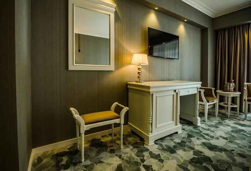 اتاق لوکس, Carpat Inn