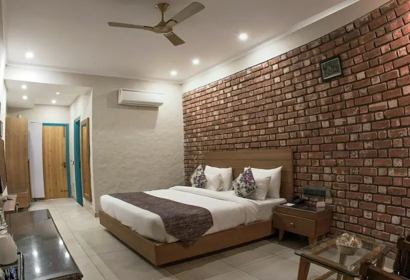 デラックスルーム, Arch The Baakhli Resort