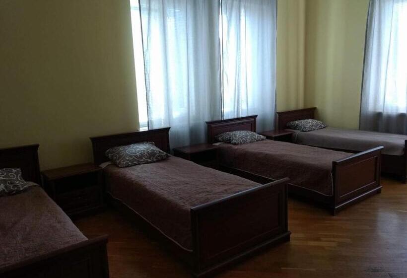 اتاق کلاسیک چهارنفره, хостел Lutsk G84