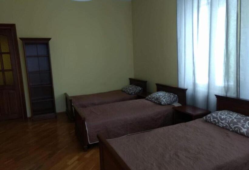 اتاق کلاسیک چهارنفره, хостел Lutsk G84