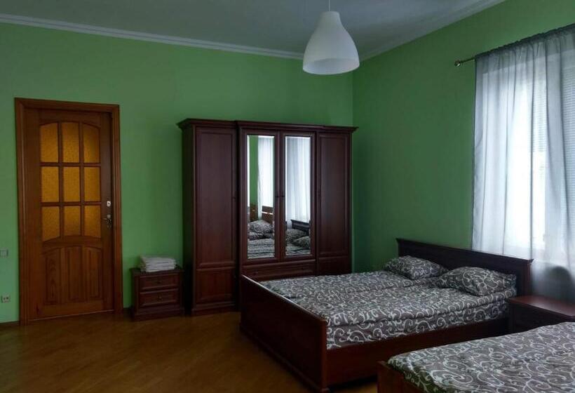 اتاق کلاسیک سه تخته, хостел Lutsk G84