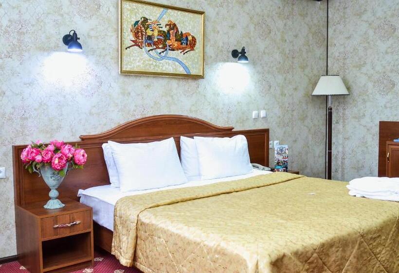سوییت جونیور, Amsterdam Hotel Aktobe