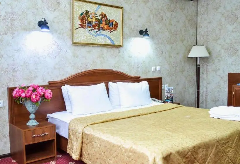 سوییت جونیور, Amsterdam Hotel Aktobe