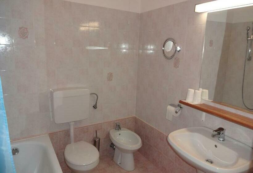 اتاق کلاسیک چهارنفره, Fedrig Rooms With Bathroom & Hostel Rooms