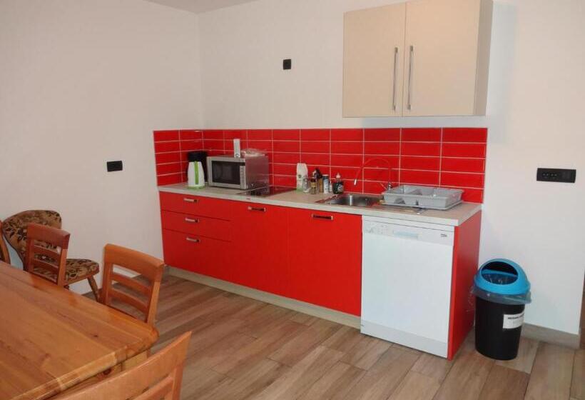 اتاق استاندارد با سرویس بهداشتی مشترک, Fedrig Rooms With Bathroom & Hostel Rooms