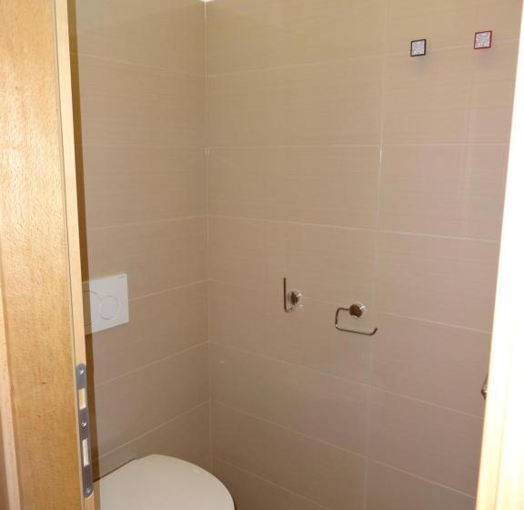 اتاق استاندارد با سرویس بهداشتی مشترک, Fedrig Rooms With Bathroom & Hostel Rooms