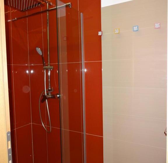 اتاق استاندارد با سرویس بهداشتی مشترک, Fedrig Rooms With Bathroom & Hostel Rooms