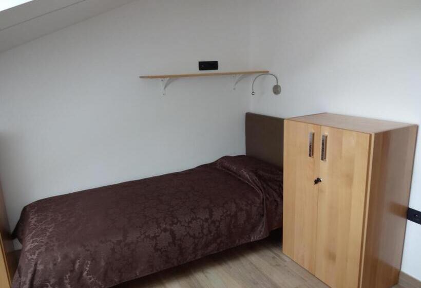 اتاق استاندارد با سرویس بهداشتی مشترک, Fedrig Rooms With Bathroom & Hostel Rooms