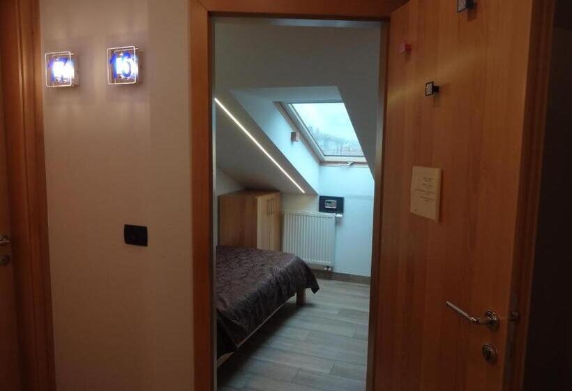 اتاق استاندارد یک تخته با سرویس بهداشتی مشترک, Fedrig Rooms With Bathroom & Hostel Rooms