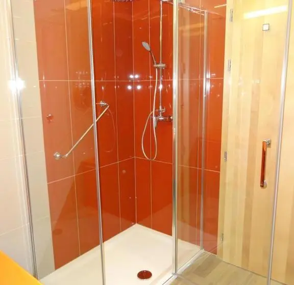 اتاق استاندارد یک تخته با سرویس بهداشتی مشترک, Fedrig Rooms With Bathroom & Hostel Rooms