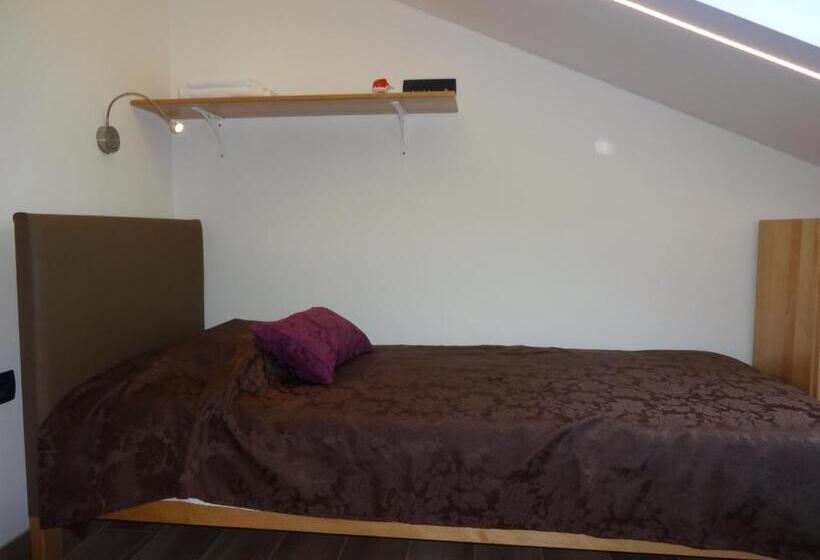 اتاق استاندارد یک تخته با سرویس بهداشتی مشترک, Fedrig Rooms With Bathroom & Hostel Rooms