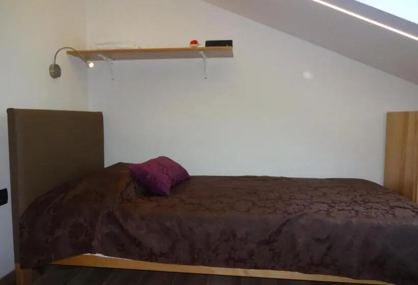 اتاق استاندارد یک تخته با سرویس بهداشتی مشترک, Fedrig Rooms With Bathroom & Hostel Rooms