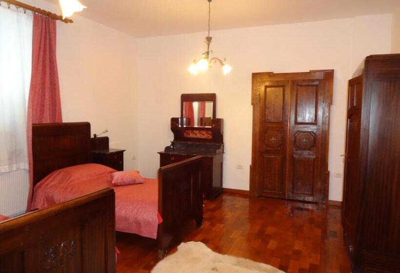 اتاق لوکس با بالکن, Fedrig Rooms With Bathroom & Hostel Rooms