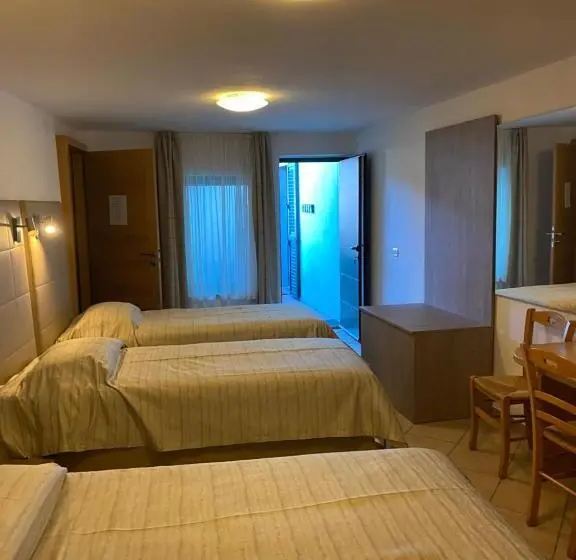 اتاق استاندارد چهار تخته, Fedrig Rooms With Bathroom & Hostel Rooms